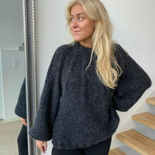 Indlæs billede til gallerivisning Turn Around Sweater
